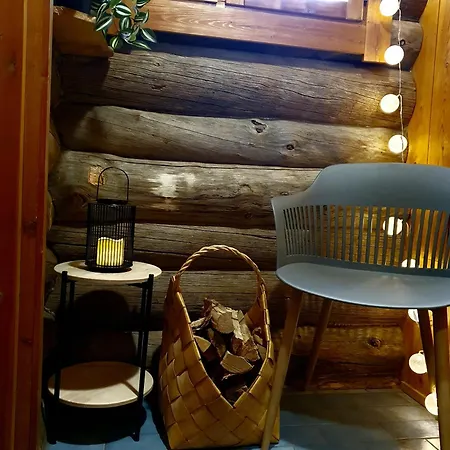 Kelorinne Ladun Ja Jaerven Laeheisyydessae 木屋 索特